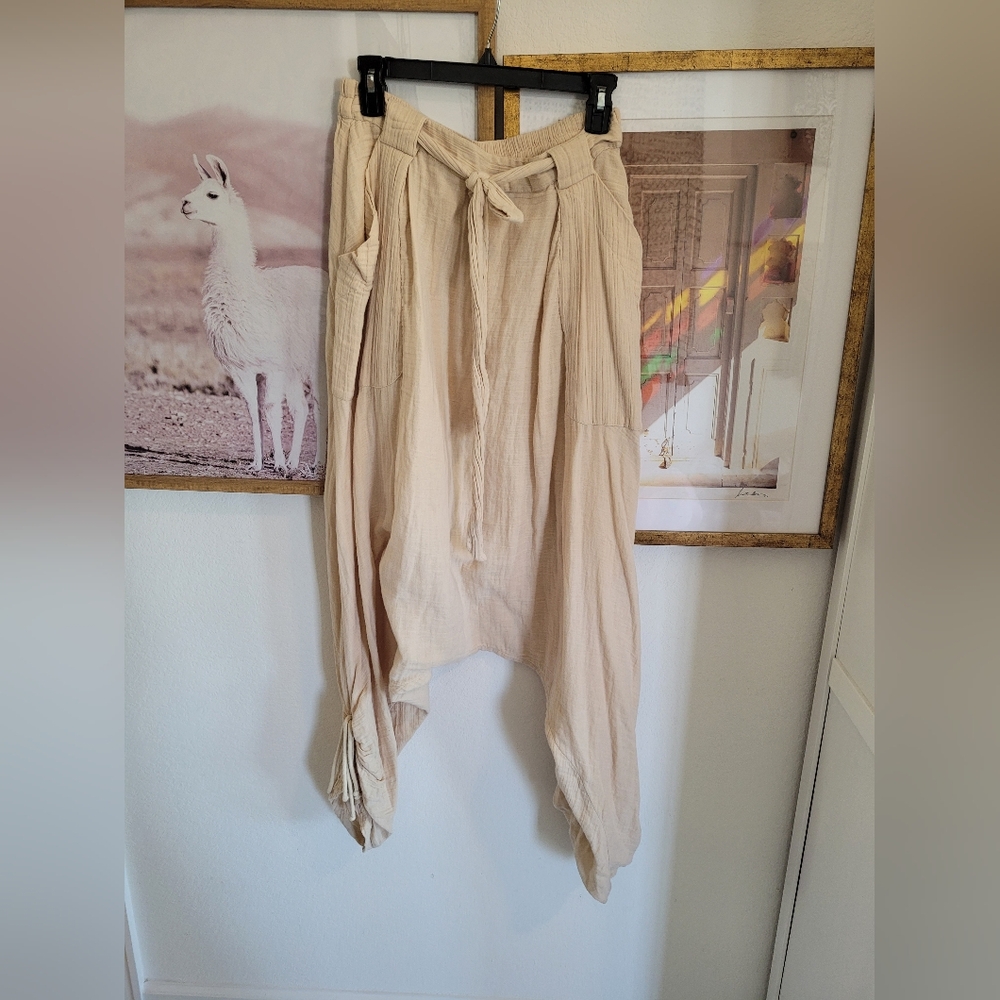Free People Cream harem beach Pants. Drawstring adjustable ankle.